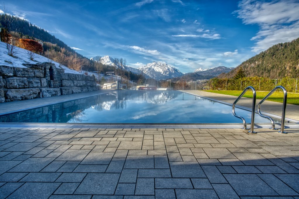 der auch im Winter wohlig warm beheizte Pool vom Camping-Resort Allweglehen mit grandiosem Blick auf den Watzmann