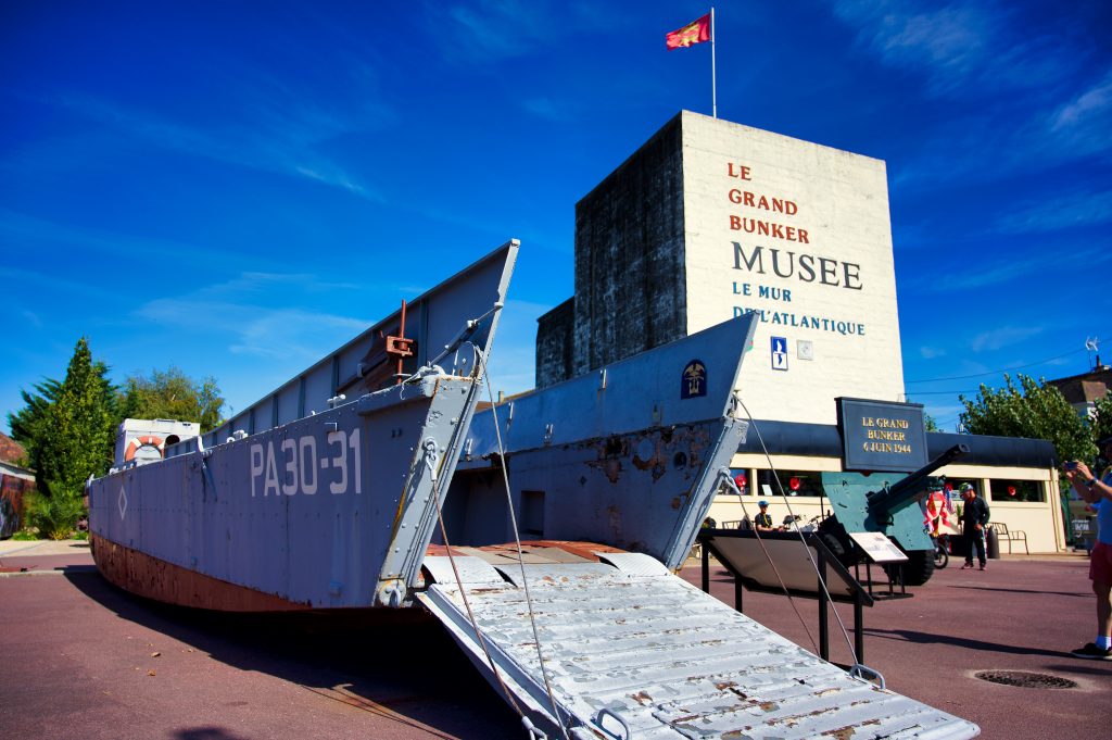 Landungsschiff vor dem Bunkermuseum in Ouistreham