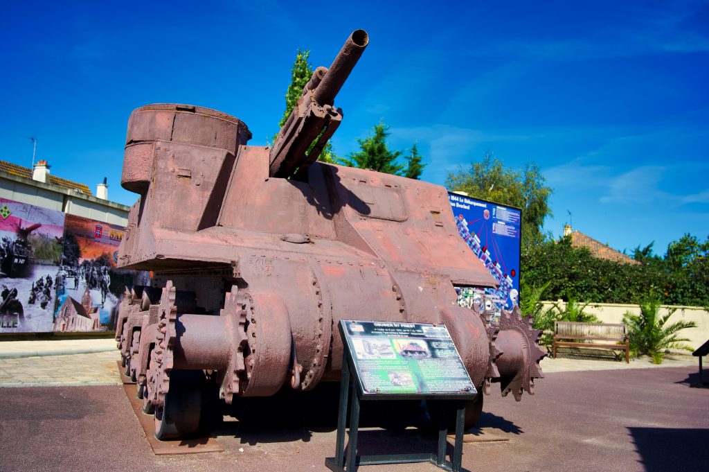 Panzer vor dem Bunkermuseum in Ouistreham