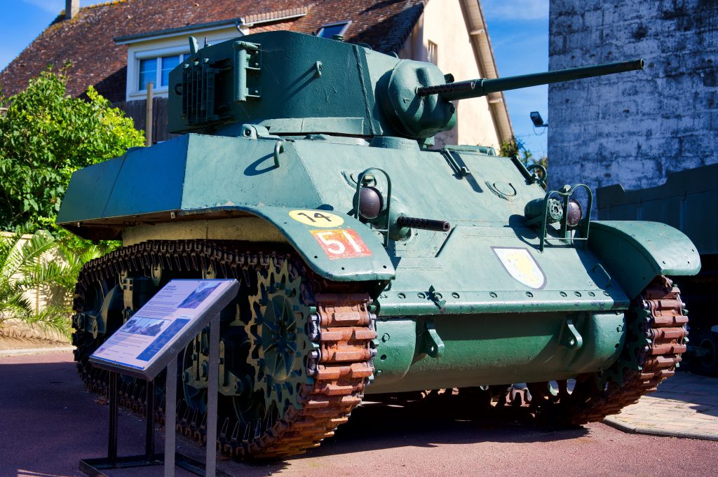 Panzer vor dem Bunkermuseum in Ouistreham