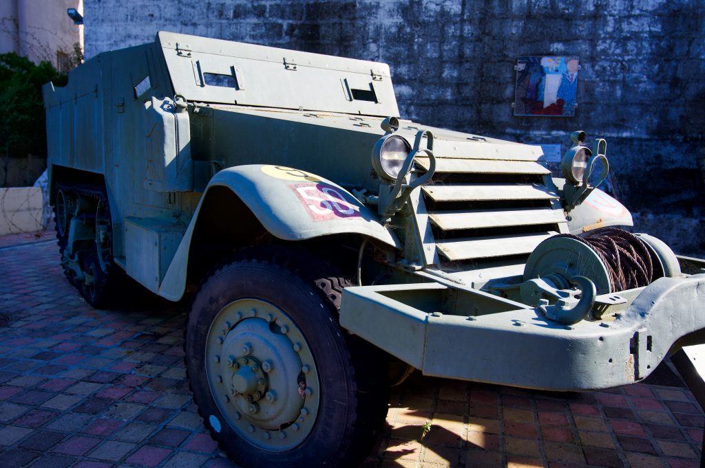 militärisches Fahrzeug vor dem Bunkermuseum in Ouistreham