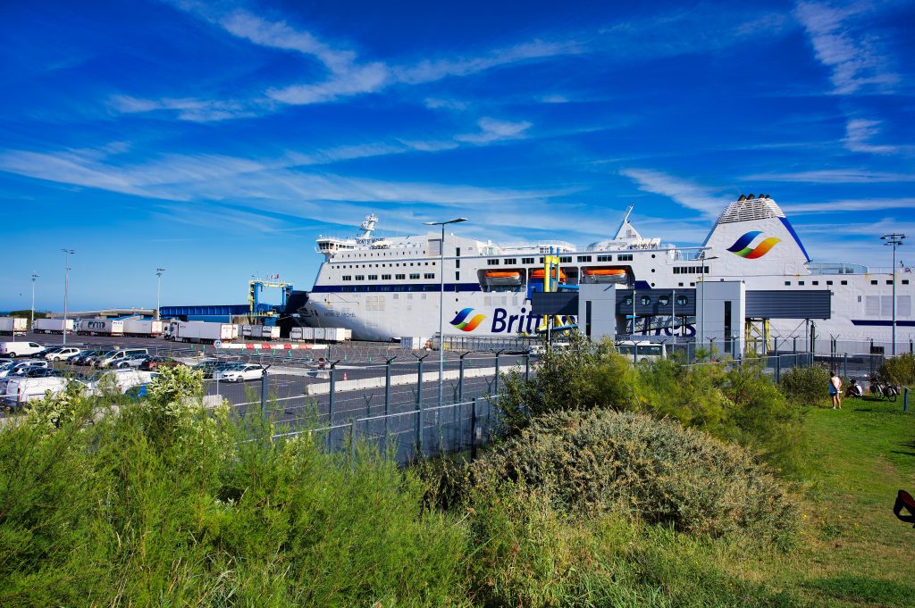 Fährschiff im Hafen von Ouistreham Fährschiff im Hafen von Ouistreham