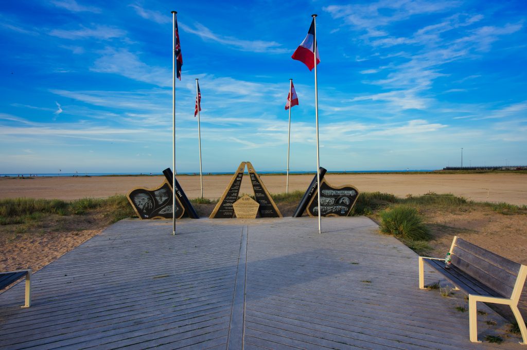 D-Day Gedenktafel am Strand von Ouistreham D-Day Gedenktafel am Strand von Ouistreham