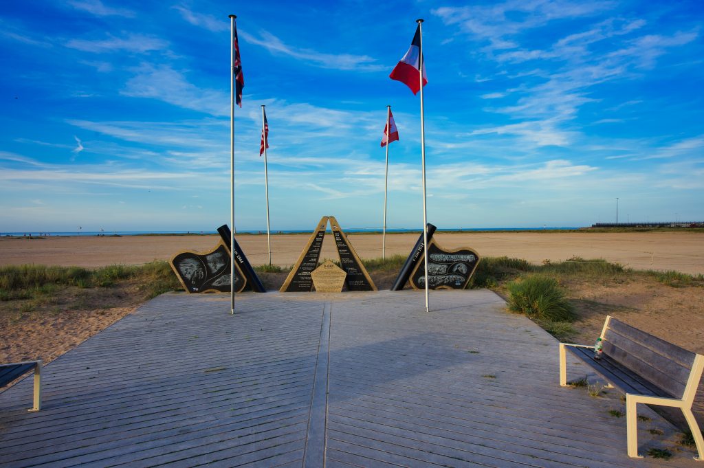 D-Day Gedenktafel am Strand von Ouistreham