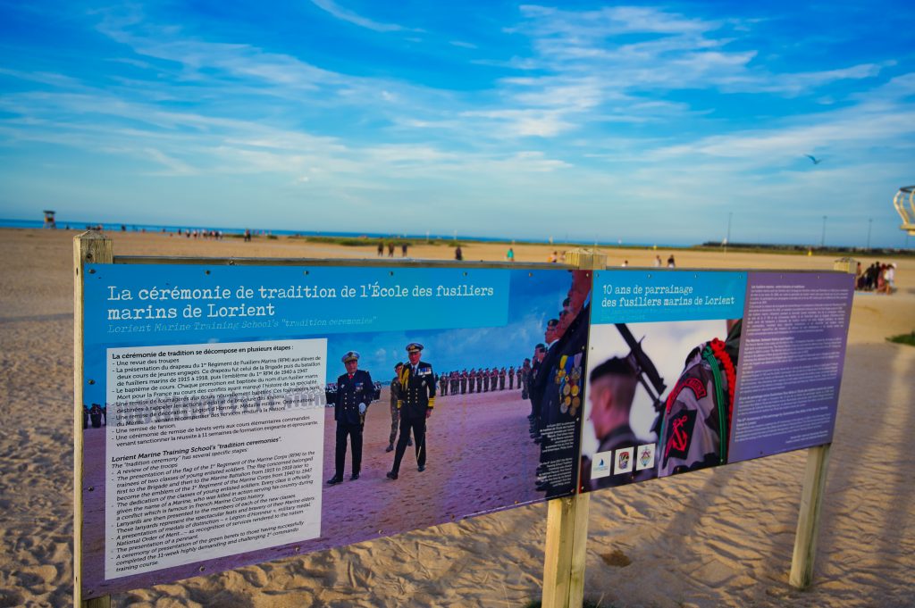 D-Day Gedenktafel am Strand von Ouistreham