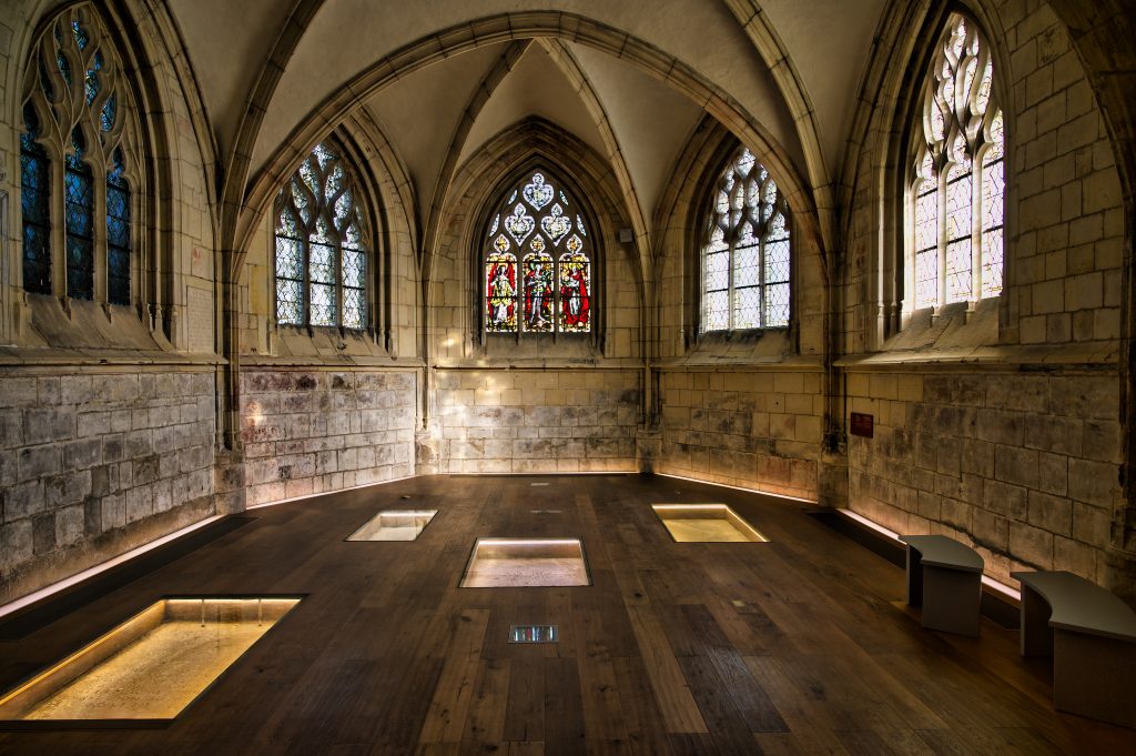 im Inneren einer Kirche auf Burg Caen