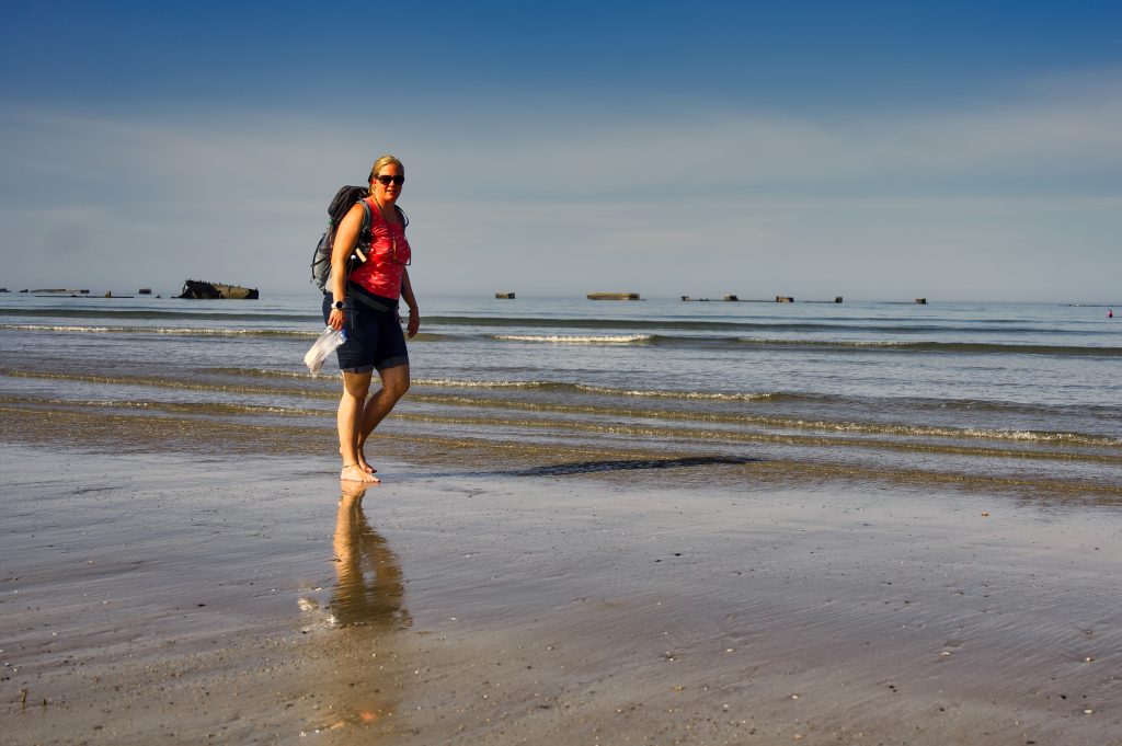 Spaziergang am Strand von Saint-Cômes-de-Fresné in der Normandie