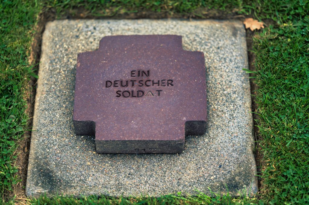 Grabplatten auf demDeutscher Soldatenfriedhof La Campe