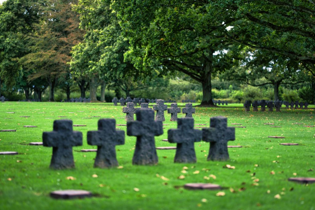 Kreuze auf dem deutschen Soldatenfriedhof La Cambe in der Normandie