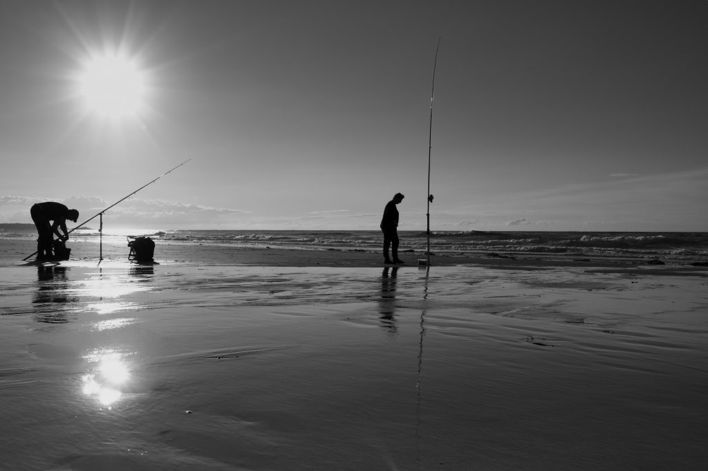 ENTSPANNT: Angler am Strand